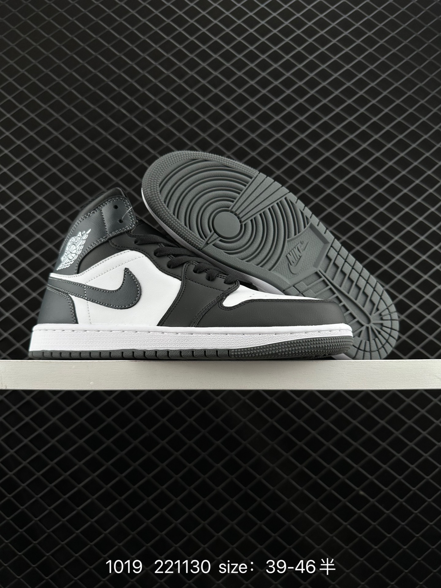 NIKE Air Jordan 1 Retro Mid”Reverse Black Toe“